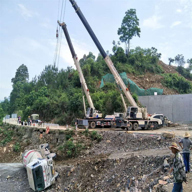 黄州汽车掉沟里叫吊车救援要多少钱